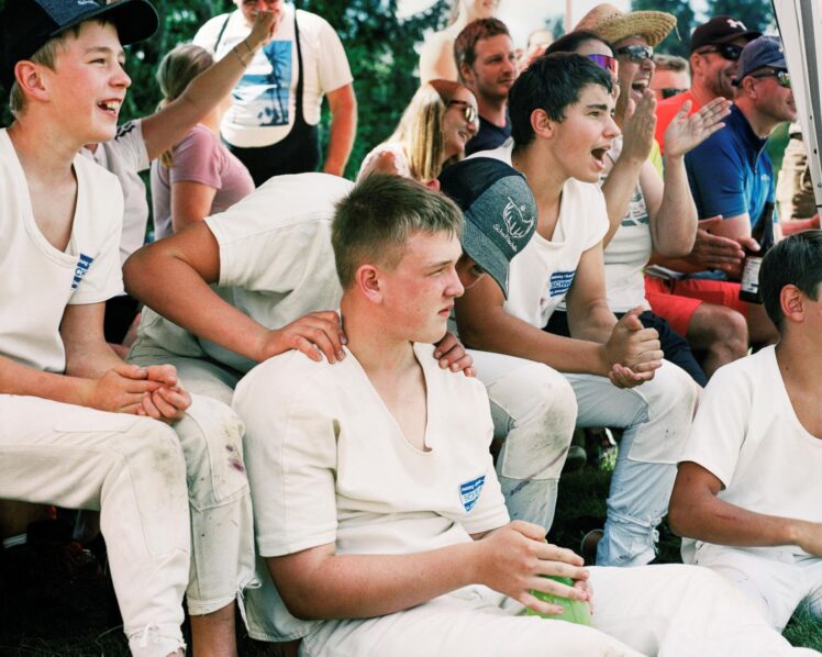 Anna Aicher (* 1993), Gruppenbild, 2023, Archival Pigment Print, Inv.-Nr. Foto 45704 12 © Salzburg Museum (Dauerleihgabe Salzburger Museumsverein)