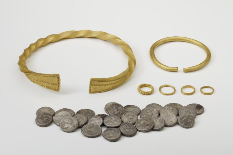 Depot (Konvolut BDS), Eisenzeit, 1. Jh. v. Chr., Silber, Gold, 17,6 cm und 651,4 g, Fundort: Neumarkt am Wallersee, Inv.-Nr. ARCH 1 BDS-2023 © Salzburg Museum (Dauerleihgabe Salzburger Museumsverein)