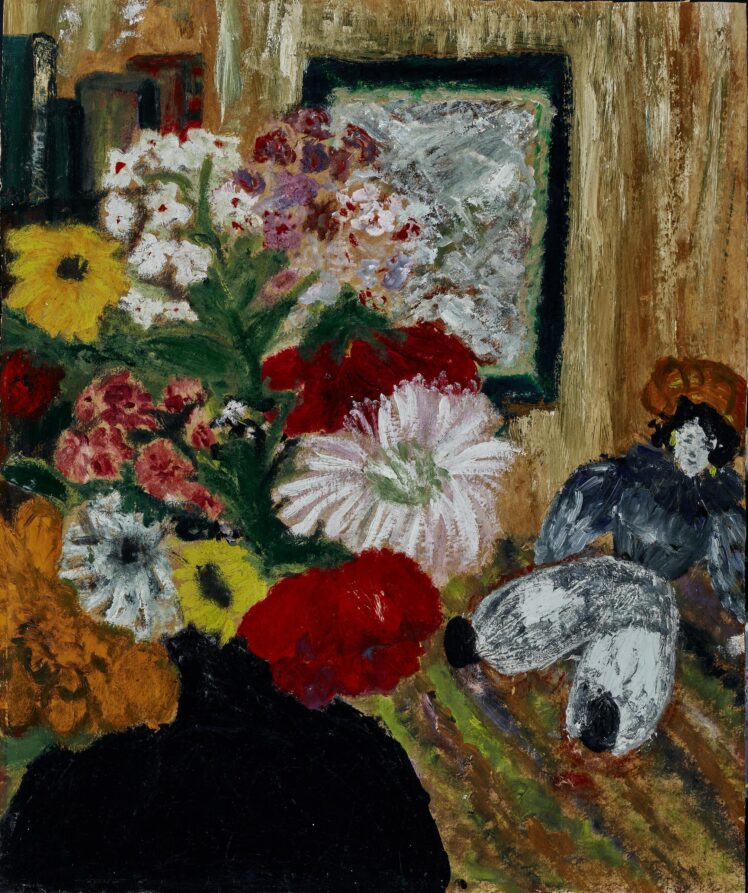 Agnes Muthspiel (1914 – 1966), Interieur mit Blumenstrauß und Puppe, 1946, Öl auf Karton, Inv.-Nr. 1064-2024 © Salzburg Museum (Dauerleihgabe Salzburger Museumsverein)