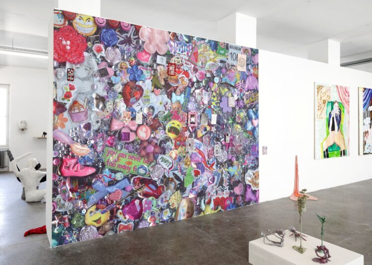 Amanda Burzić (*1994), „Rhinestones may break my bones but your smile will last forever“, 2024, 280 x 350 cm, Papier, Kunststoff, Inv.-Nr. 1063-2025 (Ankauf über Galerienförderung des Bundes 2025 aus Mitteln des Bundeskanzleramtes, Sektion Kunst und Kultur)