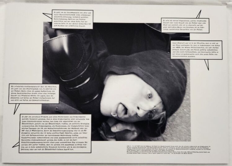 Oliver Ressler (*1970), aus der Serie: „This is what democracy looks like!“, 2001–2002, 29,7 x 42 cm, Foto auf Aluminium kaschiert; Bild-/Textmontagen, Inv.-Nr. 1069-2025 (Ankauf über Galerienförderung des Bundes 2025 aus Mitteln des Bundeskanzleramtes, Sektion Kunst und Kultur)