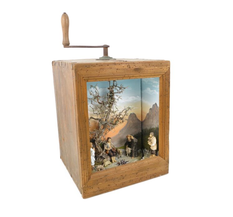 Rupert Beran (* 1947), Krippe im Drehbutterfass, um 2010, Holz, bemalt; Gipskarton, Naturmaterialien; Figuren: Spritzguss farbig, Fabrikationsware, Inv.-Nr. 5000-2025 © Salzburg Museum (Dauerleihgabe Salzburger Museumsverein)