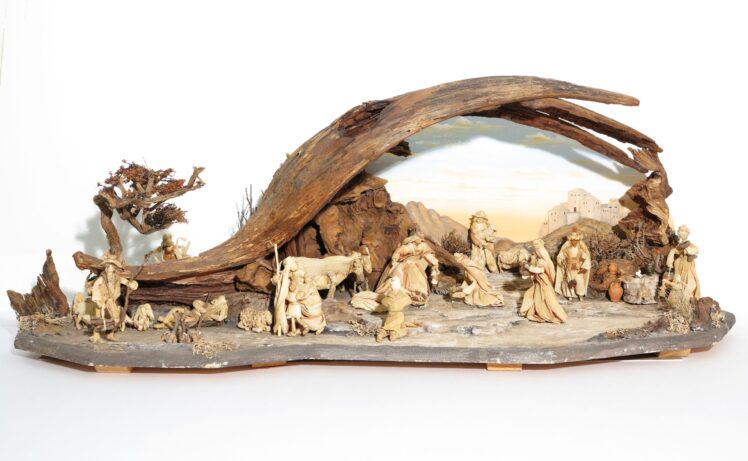 Rupert Beran (* 1947), Hersteller Krippenberg, Amalia König (* 1964), Hersteller Figuren, Wurzelkrippe, 2017–2018, Krippenberg: Naturmaterialien, MDF-Platte, Krippenmörtel; Hintergrund: Pulverfarben, Holz; Figuren: Draht, Maisblätter, Inv.-Nr. 5001-2025 © Salzburg Museum (Dauerleihgabe Salzburger Museumsverein)