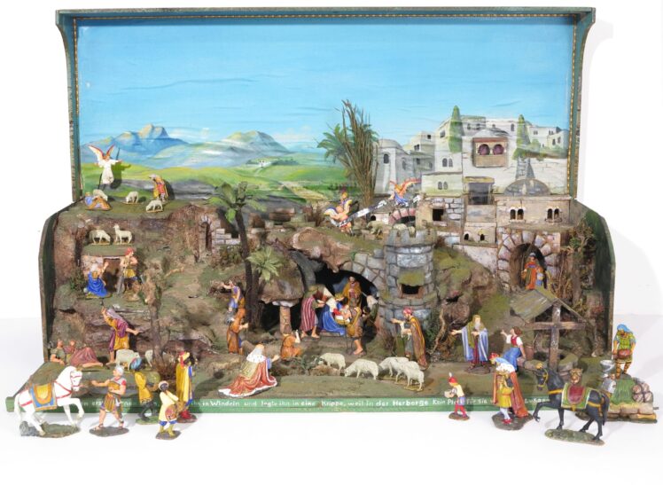 Hanns Rabitsch (1900 - 1986), Hersteller, Weihnachtskrippe, sog. Klappkrippe, 1932, Holz, gefasst; Naturmaterialien; Leinwand, Inv.-Nr. 5002-2025 © Salzburg Museum (Dauerleihgabe Salzburger Museumsverein)