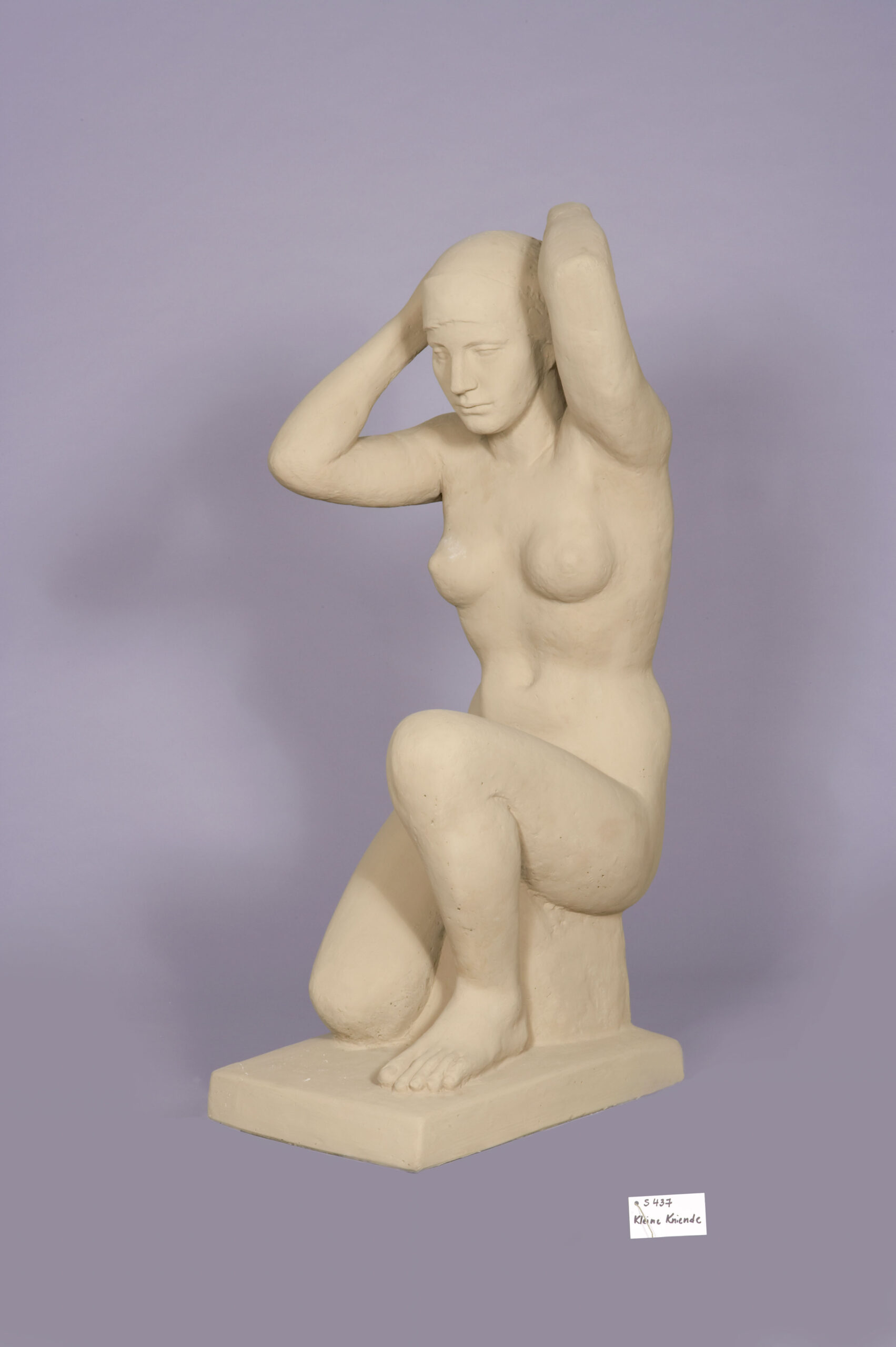 Ludwig Kasper, Kleine Kniende I, 1941, Marmorzement, 115 x 50 cm © OÖ Landes-Kultur GmbH, Land Oberösterreich