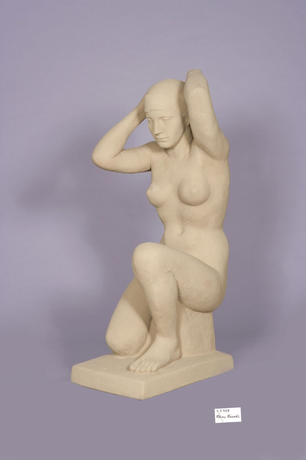 Ludwig Kasper, Kleine Kniende I, 1941, Marmorzement, 115 x 50 cm © OÖ Landes-Kultur GmbH, Land Oberösterreich