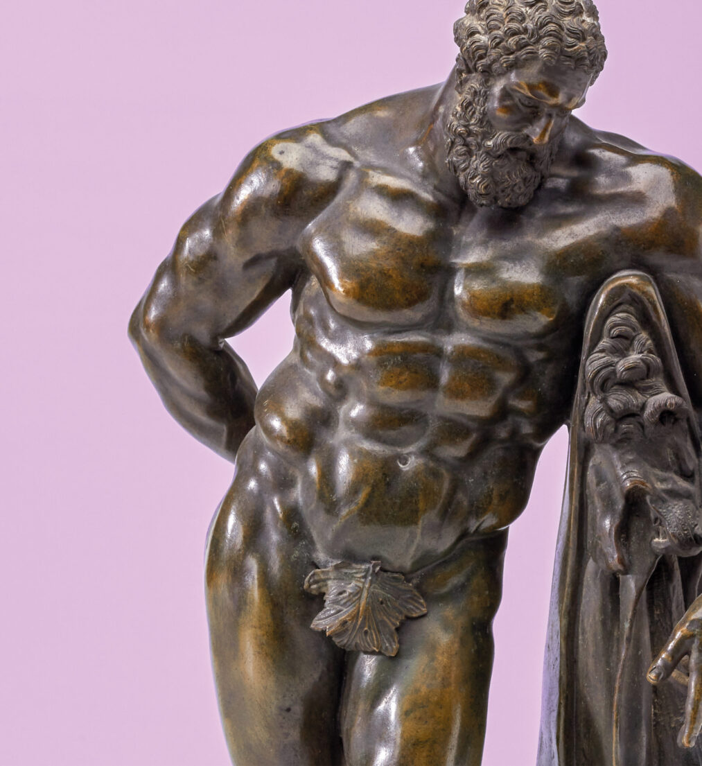 Bronzestatue eines muskulösen, bärtigen Mannes, der sich auf eine Stütze mit Löwenfell lehnt.
