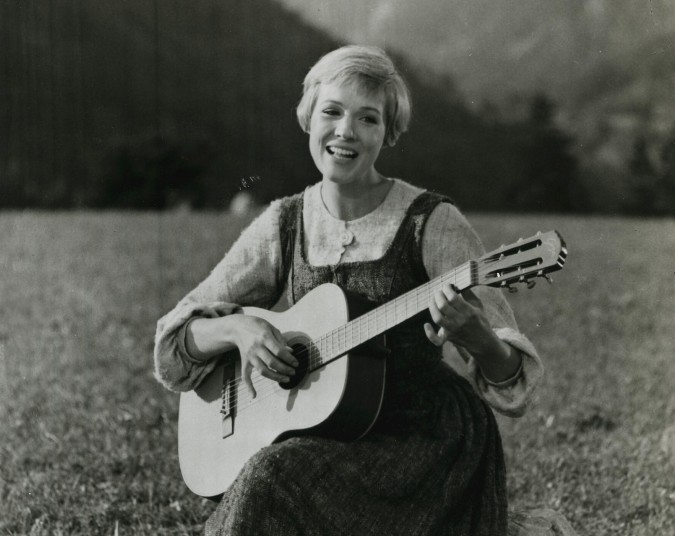 20th Century Fox, Herausgeber, Julie Andrews (geb. 1935), Schauspielerin, als Maria von Trapp in einer Szene des US-amerikanischen Films "The Sound of Music" von Robert Wise, 1965, Fotoabzug auf Papier, Inv.-Nr. Foto 58523 © Salzburg Museum (Ankauf 2025)