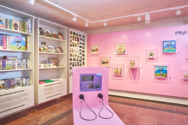 Ausstellungsraum mit internationalen „The Sound of Music“-Büchern, Filmen, Tonträgern, Erinnerungsstücken und einer Medienstation.