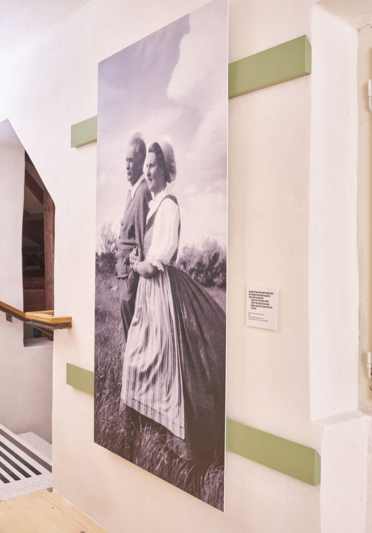 Großformatige historische Schwarz-Weiß-Fotografie von Maria und Georg von Trapp in einer Landschaft.