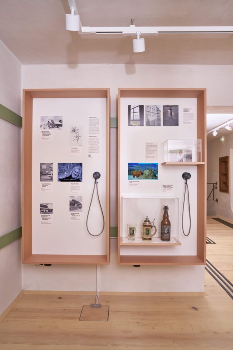 Wandvitrinen mit historischen Fotografien, Dokumenten, Alltagsgegenständen und zwei Hörstationen im „Sound of Music Salzburg“.