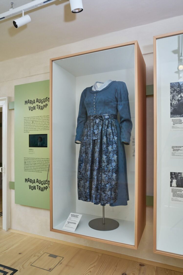 Historisches blaues Kleid in einer Vitrine im Ausstellungsbereich zu Maria Augusta von Trapp.