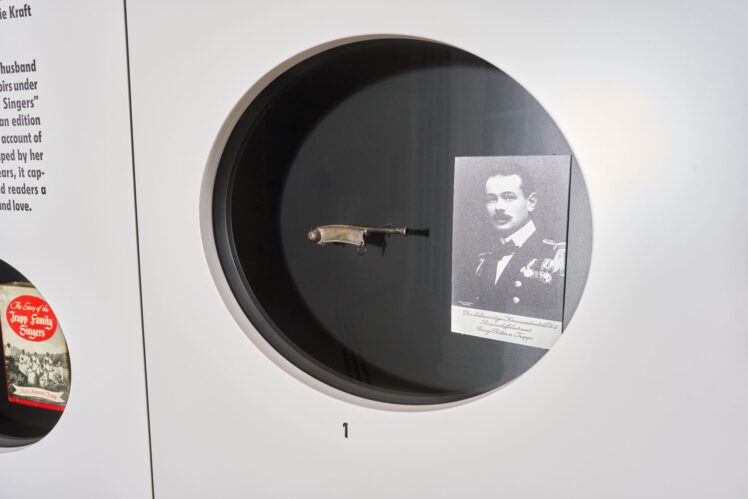 Vitrine mit historischem Porträt von Georg von Trapp in Uniform und einem persönlichen Erinnerungsstück.