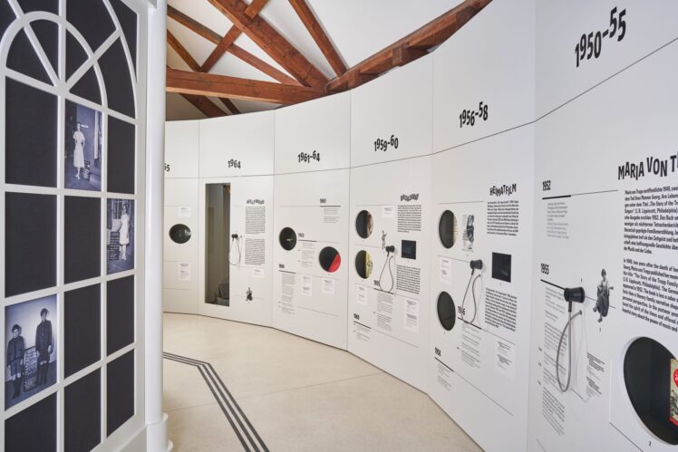 Ausstellungsraum zu „The Sound of Music“ mit großer Zeitleiste von 1950 bis 1964, historischen Fotografien und Hörstationen.