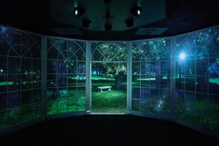 Nachgebauter Gazebo aus „The Sound of Music“ mit Blick auf eine nächtliche Gartenprojektion.